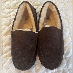 Men’s chocolate brown UGG slippers NWOT